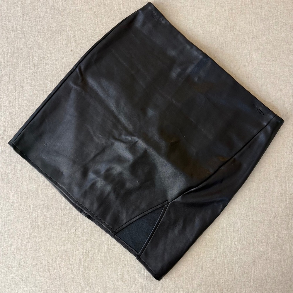 Guess Los Angeles Womens Black Faux Leather Mini Skirt Side Slit Size Small